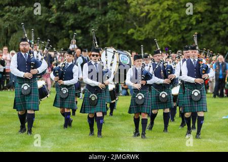 Dundonald, Royaume-Uni. 06th août 2022. Pour la première fois après la levée des restrictions sur les covids, le village de Dundonald, Ayrshire, a accueilli ses jeux annuels des Highlands avec le divertissement habituel des groupes de pipe, des compétitions de danse des hautes terres, des jeux « lourds » dont le lancement du caber et un certain nombre de compétitions pour les enfants, y compris la robe de fantaisie et le tug-o'-war. On a estimé que plus de 10 000 spectateurs se sont sortis et que c'était la meilleure présence de son histoire. Troon Blackrock Pipe Band. Crédit : Findlay/Alay Live News Banque D'Images