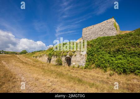 Le four à chaux de la carrière de Penmon, sur le détroit de Menai, sur l'île d'Anglesey, au nord du pays de Galles Banque D'Images