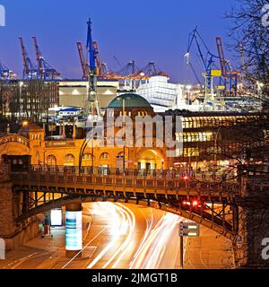 Landungsbruecken avec le port dans la soirée, St. Pauli, Hambourg, Allemagne, Europe Banque D'Images