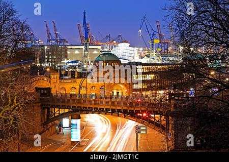 Landungsbruecken avec le port dans la soirée, St. Pauli, Hambourg, Allemagne, Europe Banque D'Images