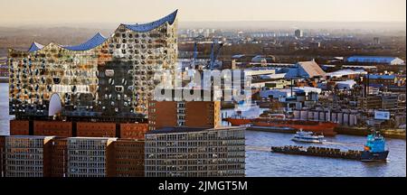 Vue de l'église principale Saint-Michaelis sur l'Elbphilharmonie, Hambourg, Allemagne, Europe Banque D'Images