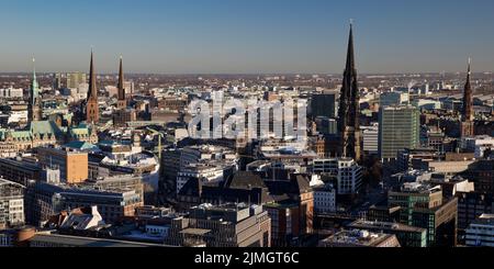 Vue sur le centre-ville avec l'hôtel de ville depuis l'église principale de Saint Michaelis, Hambourg, Allemagne Banque D'Images
