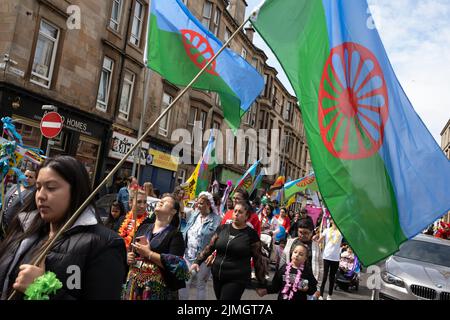 Glasgow, Royaume-Uni, 6th août 2022. Défilé des Roms, avec le drapeau international des Roms, au Festival international de Govanhill et défilé du Carnaval, à Govanhill, Glasgow, Écosse, 6 août 2022. Crédit photo: Jeremy Sutton-Hibbert/ Alamy Live News. Banque D'Images