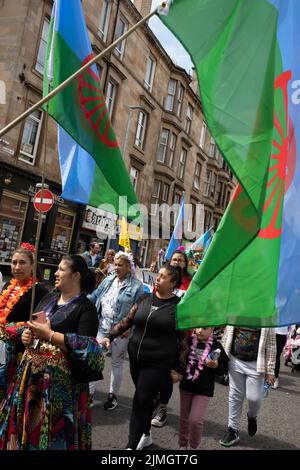 Glasgow, Royaume-Uni, 6th août 2022. Défilé des Roms, avec le drapeau international des Roms, au Festival international de Govanhill et défilé du Carnaval, à Govanhill, Glasgow, Écosse, 6 août 2022. Crédit photo: Jeremy Sutton-Hibbert/ Alamy Live News. Banque D'Images