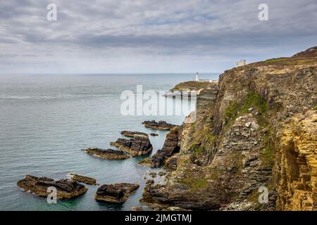 Les falaises de South Stack avec le phare et la tour d'Elin en arrière-plan, Holy Island, Anglesey, au nord du pays de Galles Banque D'Images