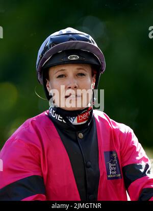 Joanna Mason, jockey pendant la rencontre de la coupe Shergar à l'hippodrome d'Ascot. Date de la photo: Samedi 8 août 2022. Banque D'Images