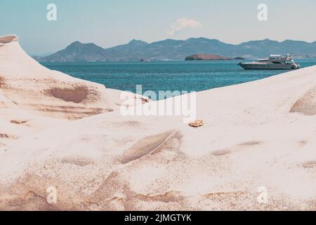 Dans les falaises de craie blanche, Sarakiniko île de Milos, Cyclades, Grèce Banque D'Images