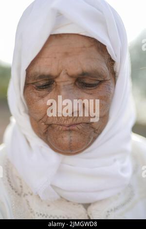 Portrait de la vieille femme berbère en robe traditionnelle Banque D'Images