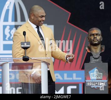 Canton, États-Unis. 06th août 2022. Richard Seymour réagit en voyant son buste lors de son initiation 2022 au Pro football Hall of Fame de Canton, Ohio, samedi, 6 août 2022. Photo par Aaron Josefczyk/UPI crédit: UPI/Alay Live News Banque D'Images
