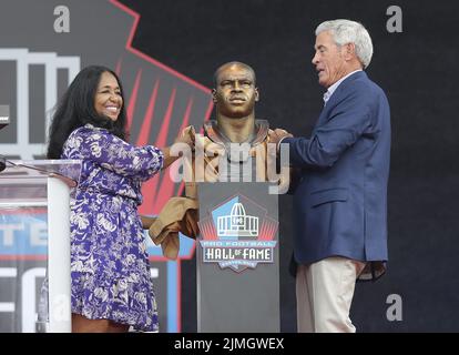 Canton, États-Unis. 06th août 2022. Melanie Mills et Jim Mora unviel le buste de Sam Mills pendant le Temple de la renommée du football professionnel 2022 à Canton, Ohio, le samedi, 6 août 2022. Photo par Aaron Josefczyk/UPI crédit: UPI/Alay Live News Banque D'Images