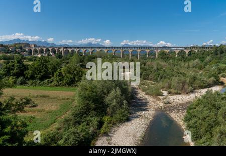 Cuneo, Piémont, Italie - 06 août 2022: Le viaduc de Soleri, c'est une route promiscuous et un pont ferroviaire sur la rivière Stura di Demonte, dans le backgroun Banque D'Images