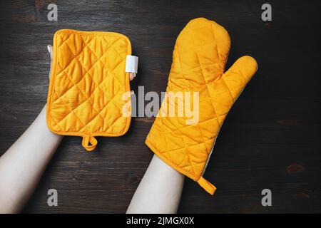 Gants de cuisine et moufle Banque D'Images