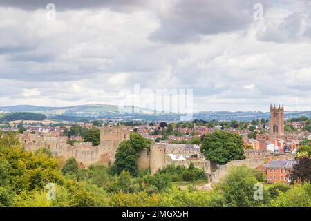 Vue sur la ville de marché de Ludlow, dans le Shropshire, Royaume-Uni, montrant le château et l'église Saint-Laurent Banque D'Images