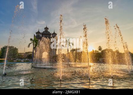 Vientiane Laos, coucher de soleil sur la ville à Patuxai (Patuxay) et fontaine le plus célèbre point de repère de VI Banque D'Images