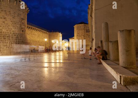 Place Kamplin dans la vieille ville historique de Krk en Croatie dans la soirée Banque D'Images