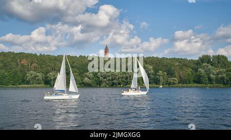 Voiliers sur la Havel près de Berlin, en arrière-plan la tour Grunewald Banque D'Images