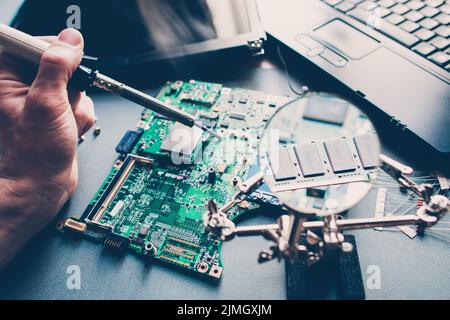 disposition de la carte de circuit imprimé réparant l'ordinateur portable du technicien de Banque D'Images