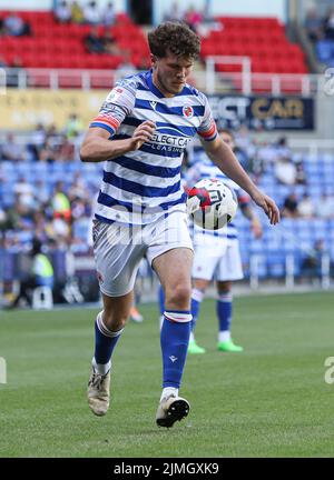 Tom Holmes de Reading en action pendant le match du championnat Sky Bet au Select car Leasing Stadium, Reading. Date de la photo: Samedi 6 août 2022. Banque D'Images