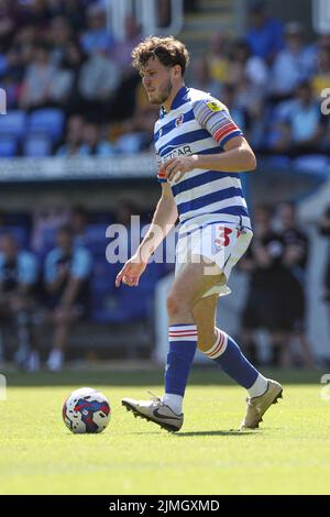 Tom Holmes de Reading en action pendant le match du championnat Sky Bet au Select car Leasing Stadium, Reading. Date de la photo: Samedi 6 août 2022. Banque D'Images