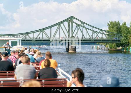 Excursion en bateau sur la Havel au pont de Glienicke entre Berlin et Potsdam Banque D'Images