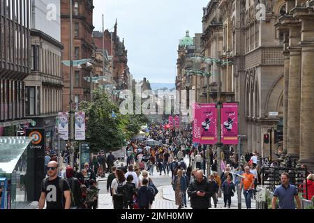 Glasgow, Écosse, Royaume-Uni. 6th, août 2022. C'est une journée ensoleillée, chaude et bien établie pour les amateurs de shopping sur Buchanan Street, Glasgow, Écosse, Royaume-Uni. Crédit. Douglas Carr/Alamy Live News Banque D'Images