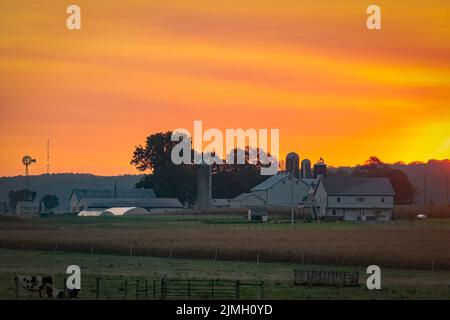 Vue sur un lever de soleil sur les terres agricoles Banque D'Images