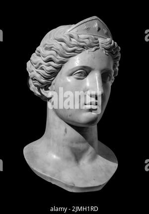 Copie en gypse de l'ancienne statue tête de Vénus isolée sur fond noir. Plâtre sculpture visage de femme Banque D'Images