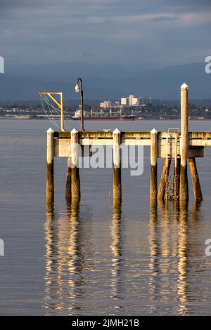 En fin d'après-midi, le soleil brille sur la jetée du terminal de ferry de Mukilteo. En arrière-plan ville d'Everett WA. Banque D'Images