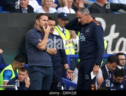 Frank Lampard, directeur d'Everton, discute avec Joe Edwards, directeur adjoint, et Paul Clement, entraîneur de première équipe, après que Yerry Mina a quitté le terrain avec une blessure lors du match de la Premier League à Goodison Park, Liverpool. Date de la photo: Samedi 6 août 2022. Banque D'Images