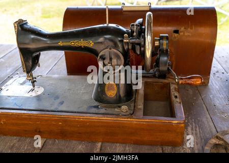 machine à coudre noire vintage et coffre en bois dur pour son rangement Banque D'Images