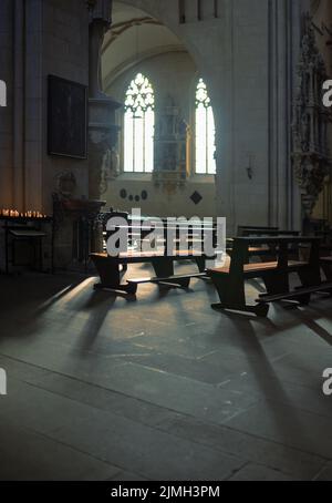 Vitraux de l'église avec lumière du soleil Banque D'Images