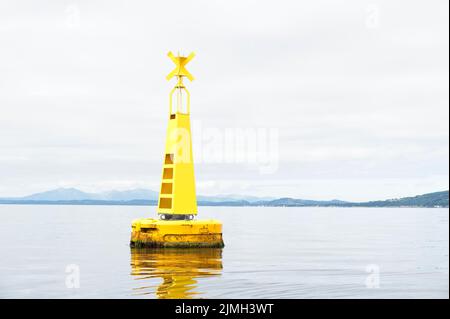 Bouée flottant à Firth de Clyde pour l'avertissement de profondeur d'eau Banque D'Images