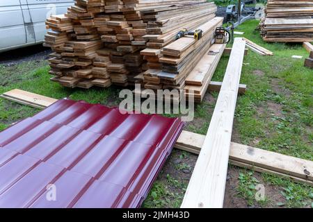 Panneaux en bois et matériaux de toiture empilés sur le chantier de construction Banque D'Images