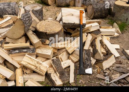 Hache professionnelle et bois de chauffage haché dans la cour de la maison Banque D'Images