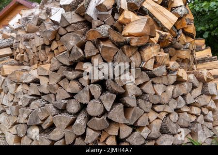 bois de chauffage haché empilé dans une pile de bois dans la cour de la maison Banque D'Images