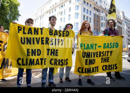 Londres, Royaume-Uni. 06th août 2022. Des militants ont vu tenir des banderoles soutenant les droits des animaux pendant la manifestation. Les militants des droits des animaux se sont rassemblés et ont défilé dans le centre de Londres. Les militants ont expliqué les liens entre la crise climatique et les droits des animaux et ont organisé cette marche dans le cadre de la campagne future des plantes. (Photo de Hesther ng/SOPA Images/Sipa USA) crédit: SIPA USA/Alay Live News Banque D'Images