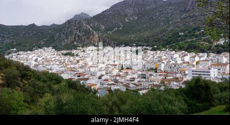 Vue panoramique sur la ville andalouse d'Ubrique, dans le parc naturel de Los Alcornocales Banque D'Images