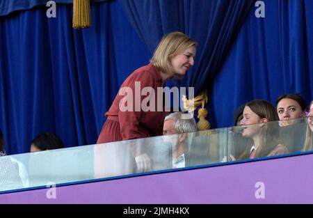 Liz Truss, secrétaire d'État aux Affaires étrangères, du Commonwealth et du développement du Royaume-Uni, regardant l'athlétisme au stade Alexander le neuf jour des Jeux du Commonwealth de 2022 à Birmingham. Date de la photo: Samedi 6 août 2022. Banque D'Images