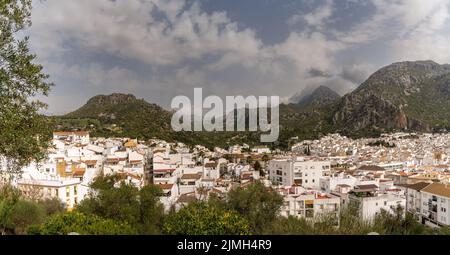 Vue panoramique sur la ville andalouse d'Ubrique, dans le parc naturel de Los Alcornocales Banque D'Images