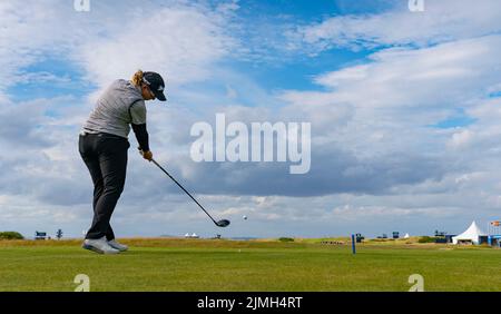 Gullane, Écosse, Royaume-Uni. 6th août 2022. Troisième manche du championnat de golf AIG Women’s Open à Muirfield dans East Lothian. Pic; Ashleigh Buhai conduit sur le 10th trou. Iain Masterton/Alay Live News Banque D'Images