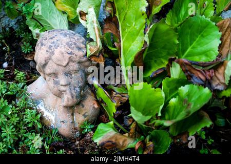 Statue d'ange dans un jardin, Bron, Rhône, région DE L'AURA, Centre-est de la France Banque D'Images