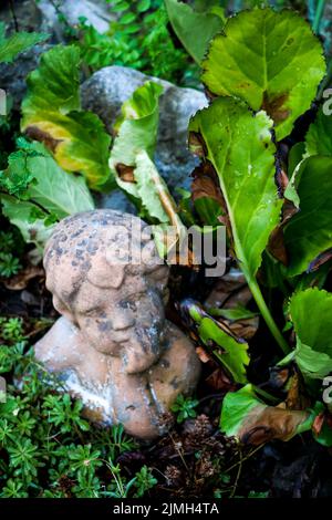 Statue d'ange dans un jardin, Bron, Rhône, région DE L'AURA, Centre-est de la France Banque D'Images