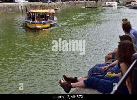 Port flottant de Bristol le long de la chaude journée d'été avec bateau de ferry et les gens assis sur le quai à l'ombre Banque D'Images