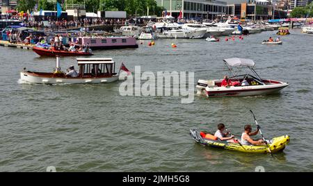 Port flottant de Bristol par une chaude journée ensoleillée avec yacht à vapeur et autres petits bateaux pendant le festival Banque D'Images