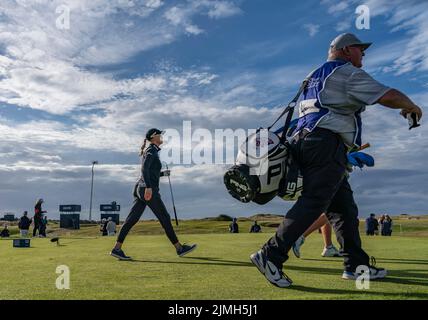 Gullane, Écosse, Royaume-Uni. 6th août 2022. Troisième manche du championnat de golf AIG Women’s Open à Muirfield dans East Lothian. Pic; Madelene Sagstrom joue le 13th trou. Iain Masterton/Alay Live News Banque D'Images