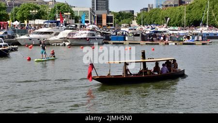 Port flottant de Bristol par une chaude journée ensoleillée avec yacht à vapeur et autres petits bateaux pendant le festival Banque D'Images