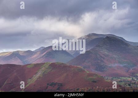 Paysage épique image d'automne de la vue de Walla Crag dans le Lake District, au-dessus de Derwentwater regardant vers des cloches et des montagnes lointaines avec la stupéfiante F Banque D'Images