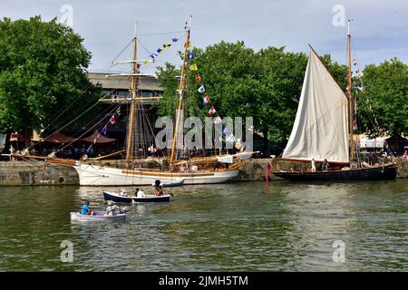 Port flottant de Bristol par beau temps chaud avec deux petits bateaux et deux grands voiliers à quai pendant le festival, Royaume-Uni Banque D'Images