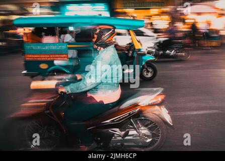 Tuk tuk flou dans la circulation à Bangkok Banque D'Images