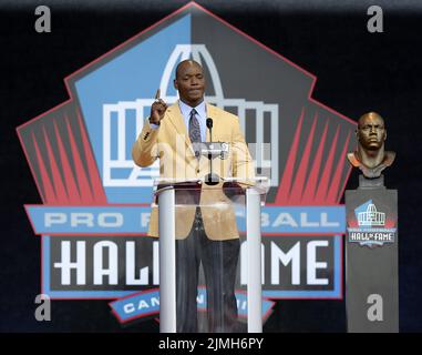 Canton, États-Unis. 06th août 2022. L'ancien San Francisco 49ers Bryant Young parle alors qu'il est intronisé au Pro football Hall of Fame 2022 à Canton, Ohio, samedi, 6 août 2022. Photo par Aaron Josefczyk/UPI crédit: UPI/Alay Live News Banque D'Images
